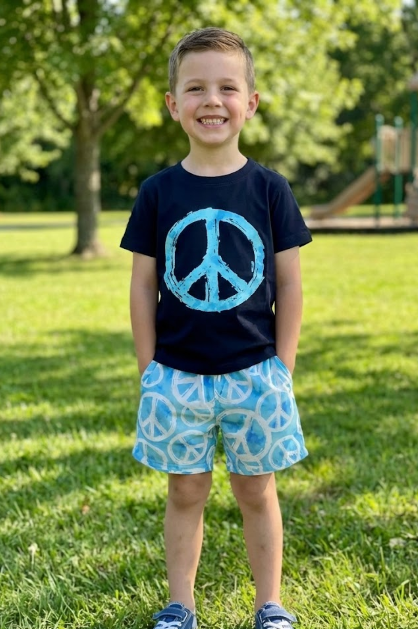 Shorts baby blue with white peace print